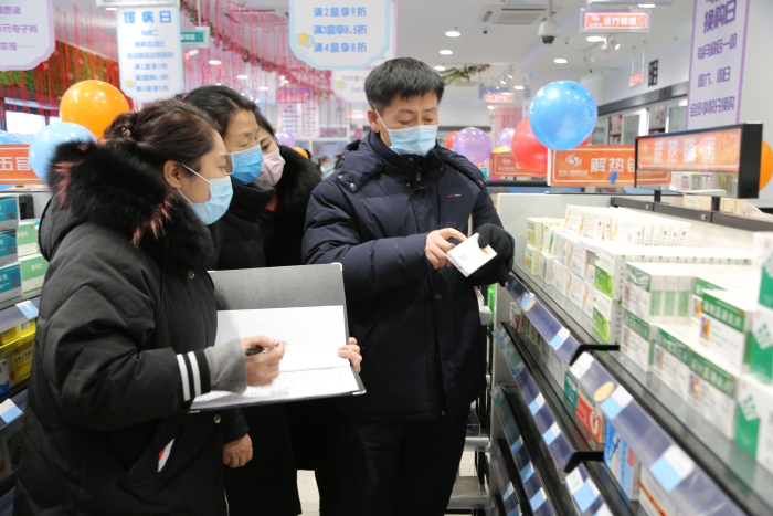 图为督导检查组在长春市经开区检查药店”一退两抗“药品销售监测情况。 图为督导检查组在长春市经开区检查药店”一退两抗“药品销售监测情况。