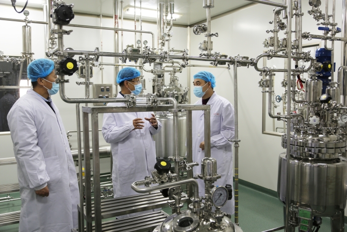 图为执法人员检查药企生产车间。 图为执法人员检查药企生产车间。