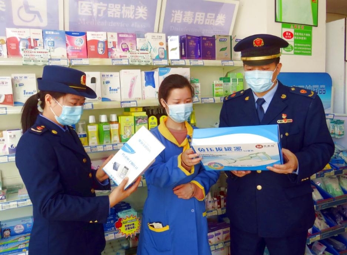 图为4月16日,龙海市市场监管局执法人员深入药品医疗器械市场开展专项检查,正在检查医疗器械产品外包装标识,产品合格证、注册证、备案证的执法现场。 图为4月16日,龙海市市场监管局执法人员深入药品医疗器械市场开展专项检查,正在检查医疗器械产品外包装标识,产品合格证、注册证、备案证的执法现场。