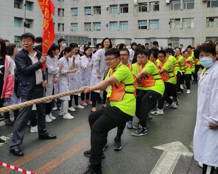 图为拔河比赛现场。 图为拔河比赛现场。