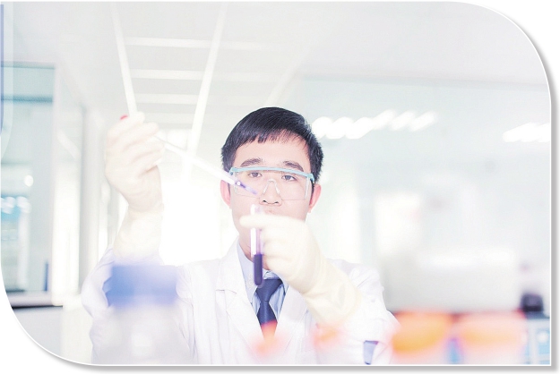 荣昌生物质量中心人员在实验室工作。 荣昌生物质量中心人员在实验室工作。