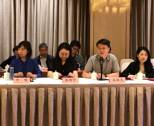 图为获聘专家南京大学医学院教授吴锦慧代表发言。 图为获聘专家南京大学医学院教授吴锦慧代表发言。